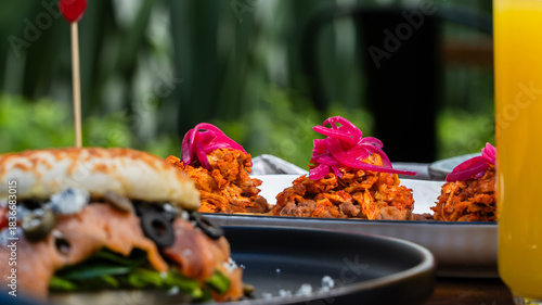 comida mexicana sope cochinita pibil tradicional con cebolla morada encurtida / Traditional cochinita pibil with pickled red onion