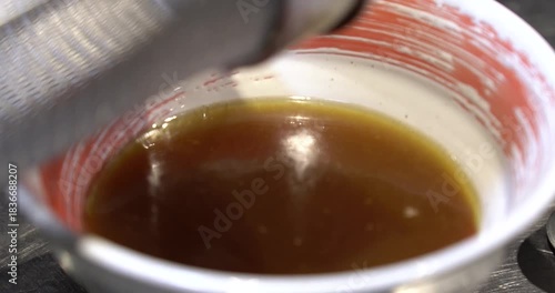 日本の映像　丼に麺を入れる様子をスローモーションで撮影