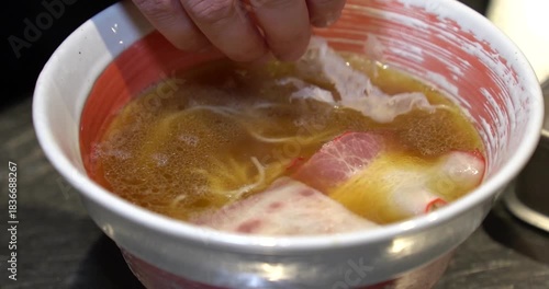 日本の映像　ラーメンにトッピングを乗せる様子をスローモーションで撮影