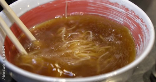 日本の映像　ラーメンの麺をほぐす様子をスローモーションで撮影