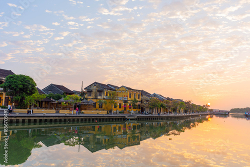 Foto Morning sunrise Hoi An, old houses on the waterfront reflected in the river
