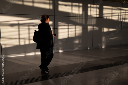 La mujer mayor está caminando por los pasillos del aeropuerto en la Ciudad de México.