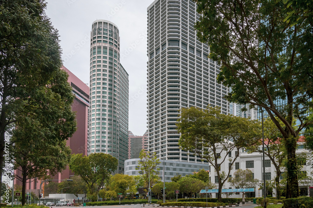 Obraz premium Buildings and street located in the Central Business District of Singapore city