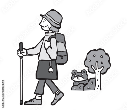 熊よけの鈴をつけてハイキングをする女性（シニア）