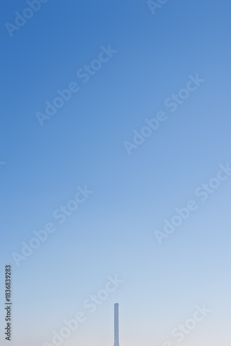 寒空に煙突