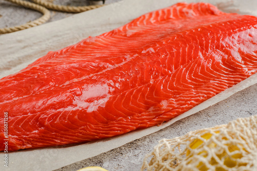 Fotografía salmon fillet marinated with salt