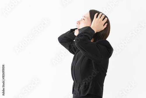 喪服を着た女性　葬儀イメージ
