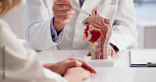 Foto Doctor Examines A Woman's Thyroid Gland