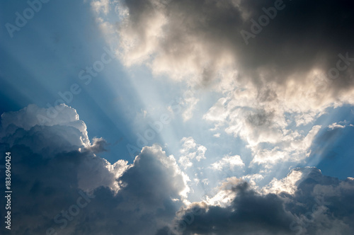 Sonnenstrahlen der verdeckten Sonne bahnen sich ihren Weg durch die Wolkendecke