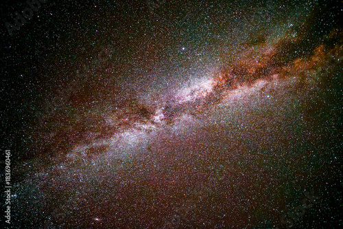 Langzeitbelichtung der Milchstraße mit unzähligen Sternen, Nebeln und Dunkelwolken am nächtlichen Himmel