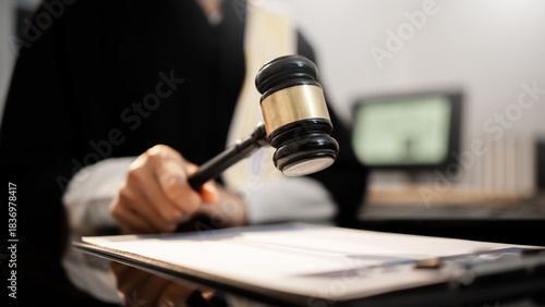 Fotografi A judge raises gavel in courtroom, poised to deliver formal ruling, global justice, international law, digital regulation, modern legal authority across criminal, trade, cyber, humanitarian fields