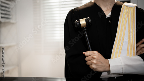Foto A female legal professional international trade, cyber law matters, Upholding global justice, digital ethics, the solemn judge gavel decisive authority, cybersecurity, data privacy