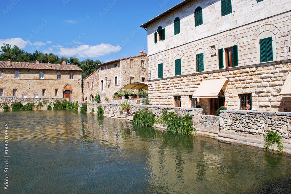 Fototapeta premium L'antica vasca termale, nota come Piazza delle Sorgenti, nel cuore di Bagno Vignoni in Val d'Orcia in provincia di Siena, Toscana, Italia.