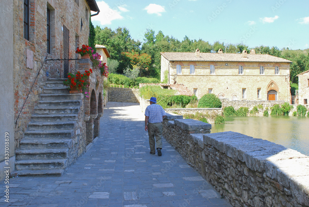 Fototapeta premium L'antica vasca termale, nota come Piazza delle Sorgenti, nel cuore di Bagno Vignoni in Val d'Orcia in provincia di Siena, Toscana, Italia.