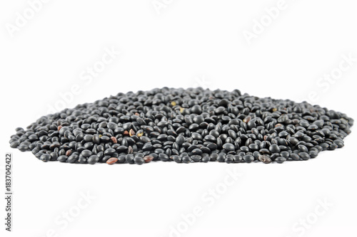 Schwarze Beluga Linsen auf weissem Hintergrund