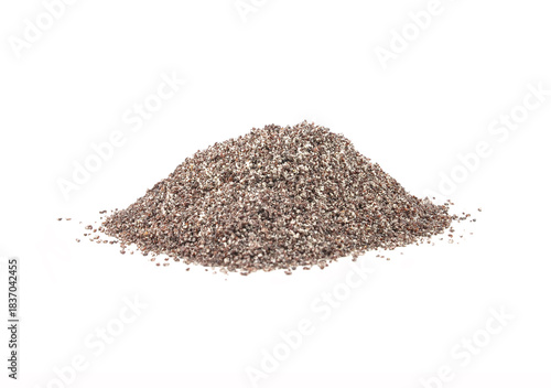 Braune Chia Samen auf weissem Hintergrund