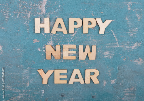 Begriff aus Holzbuchstaben auf verwittertem Beton