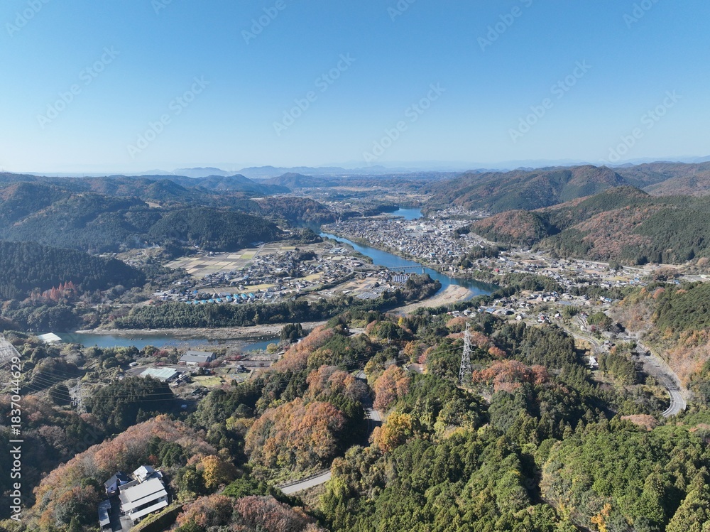 Obraz premium 岐阜県八百津の紅葉 杉原千畝記念館付近のドローン撮影風景