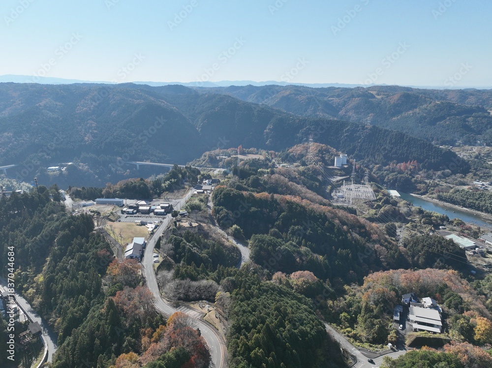 Obraz premium 岐阜県八百津の紅葉 杉原千畝記念館付近のドローン撮影風景