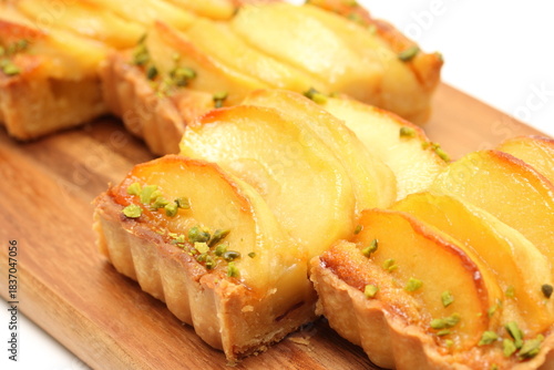 カットしたりんごのタルト