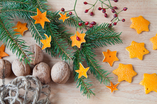Orange peel idea for festive zero-waste decorations - ornaments ready to decorate a Christmas tree. Reuse citrus scraps for seasonal decor.
