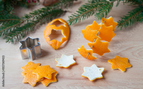 Orange peel idea for festive zero-waste decorations - ornaments ready to decorate a Christmas tree. Reuse citrus scraps for seasonal decor.