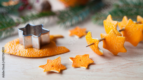 Orange peel idea for festive zero-waste decorations - ornaments ready to decorate a Christmas tree. Reuse citrus scraps for seasonal decor.