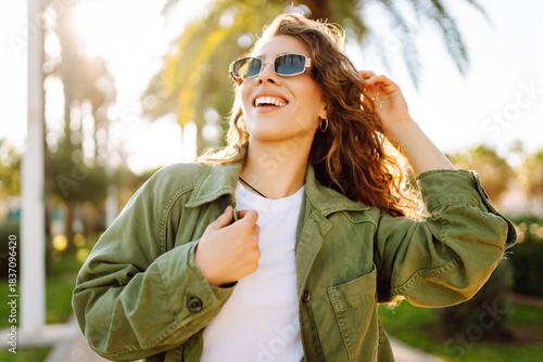 Photos A cheerful woman is enjoying herself in a sunny park