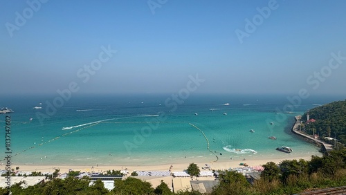 Fotografie Wide shot , seascape and white beach in Koh larn island in pattaya thailand