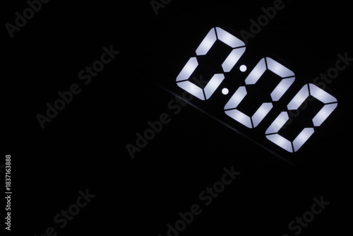 Bild auf Leinwand Minimalist digital clock showing 0:00 glowing in the dark