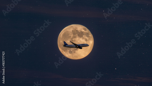 Aereo che passa davanti alla luna
