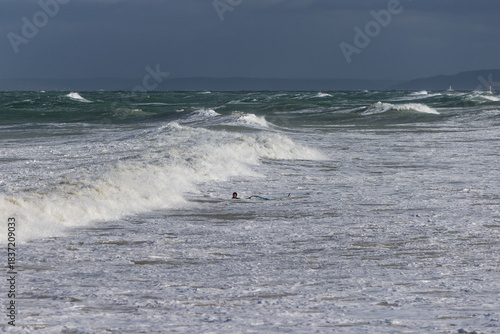 surfer dans la tempête