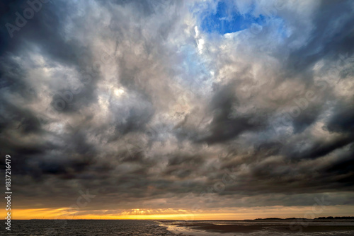 Dramatische Wolkenstimmung im Abendlicht über der Nordsee