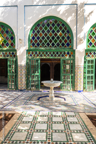 Palais de la Bahia, son patio et fontaine, Marrakech, Maroc