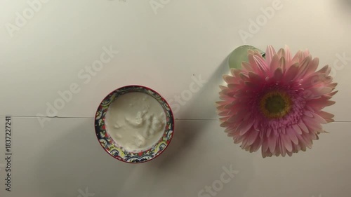 stracciatella di latte su piatto