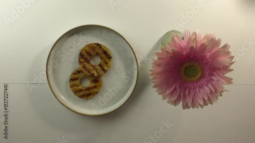 Ananas cotto sulla piastra impiattato