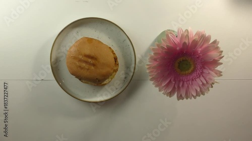 panino tostato su piatto