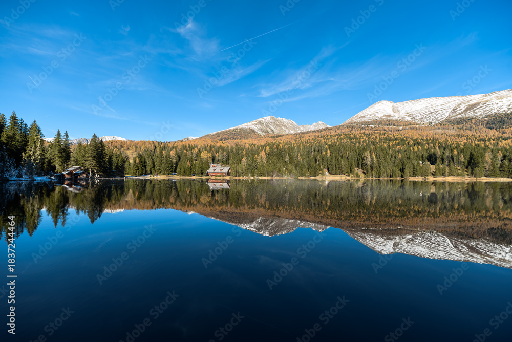 Fototapeta premium Prebersee in Lungau , Spiegelungen der Berge im See mit Schneebergen