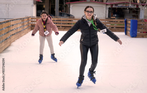 Coppia di bimbe in pista su ghiaccio