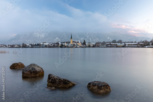 Blick auf Rottach-Egern am Tegernsee, Bayern, im Winter im Abendlicht