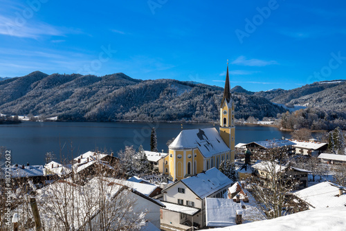 Ort Schliersee am Schliersee, Bayern, im Winter