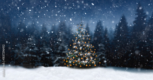 Verschneiter winterwald in der Weihnachtsnacht mit Unschärfe
