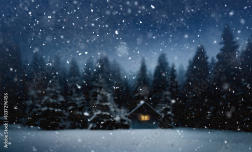 Verschneiter winterwald in der Weihnachtsnacht mit Unschärfe