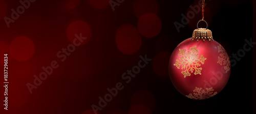 Rote Weihnachtskugel an einem Tannenzweig