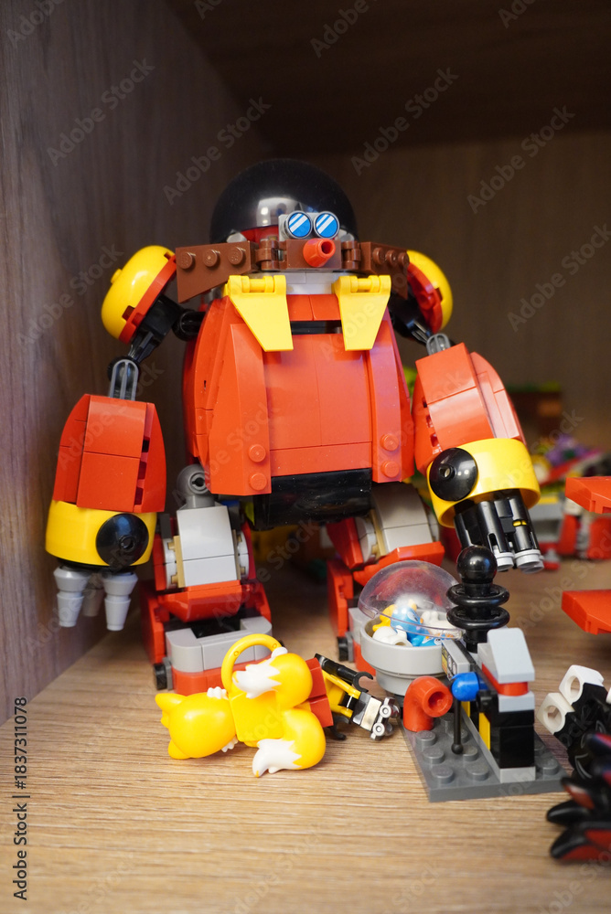 Obraz premium Lego Robotnik and Tails figures on a shelf, a fun scene from the Sonic universe