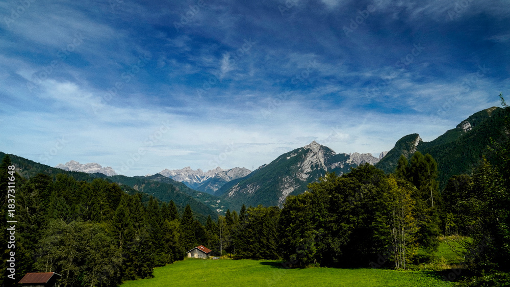 Obraz premium Lo spettacolare sentiero delle Crode Rosse con vista sul gruppo roccioso delle Pale di San Martino. Dolomiti, San Martino di Castrozza, Trentino, Italia