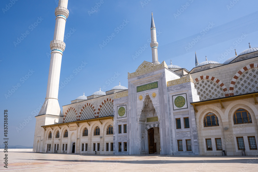 Fototapeta premium Breathtaking Front View of Grand Mosque Çamlıca in Istanbul, Turkey