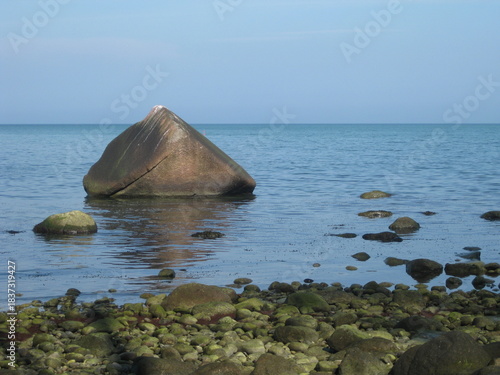 Großer Stein im Wasser
