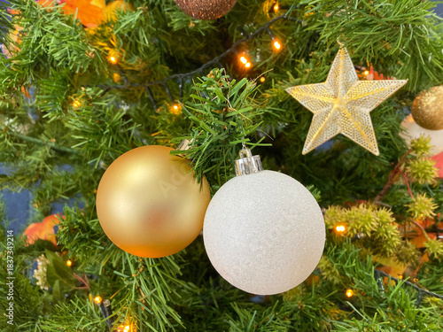 bola dorada y blanca de navidad árbol con luces merry christmas IMG_3727-as25