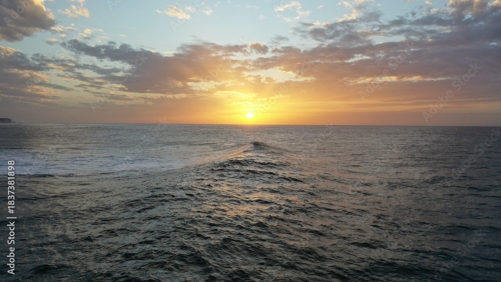 Obraz premium I watch the waves and contemplate the sunset by the sea